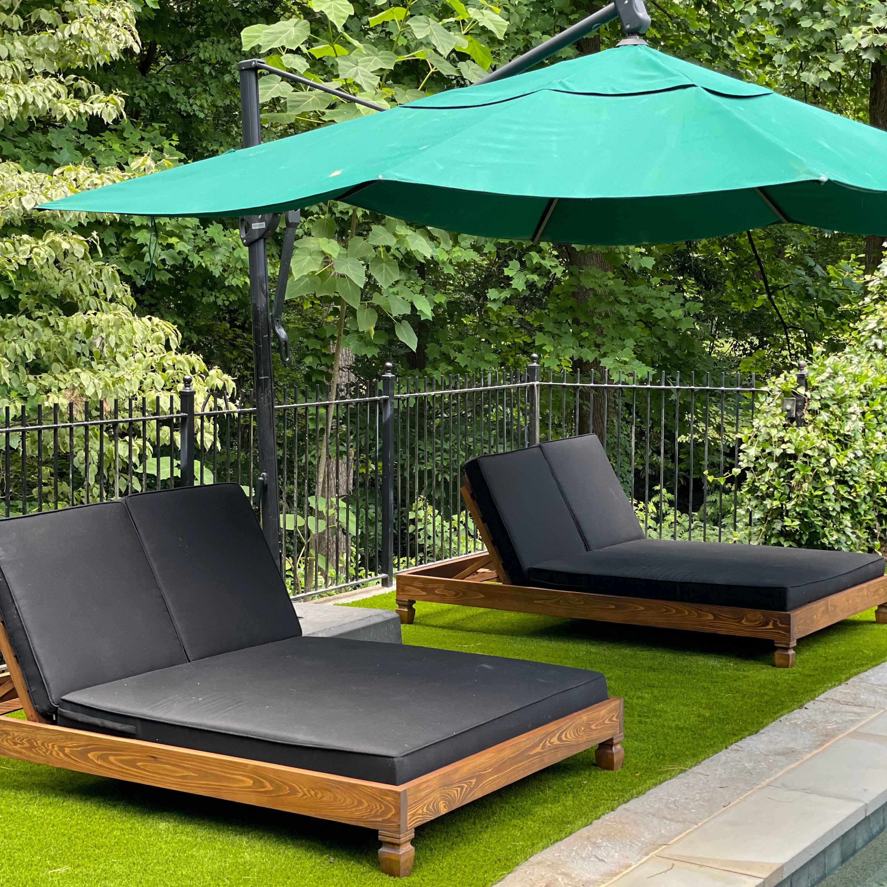 Double Pool Lounge